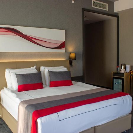 Ramada By Wyndham Tire Hotel Eksteriør billede