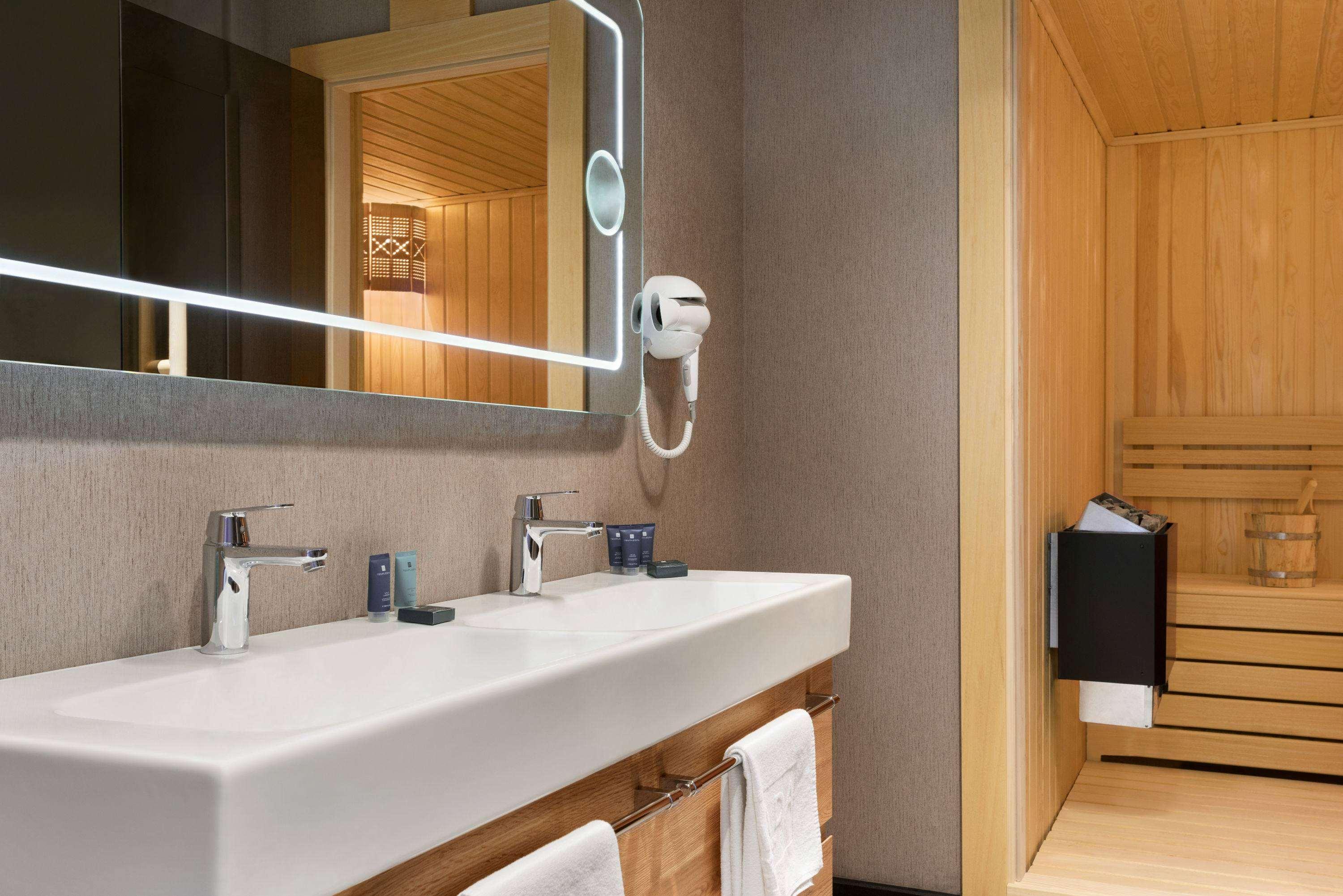 Ramada By Wyndham Tire Hotel Eksteriør billede