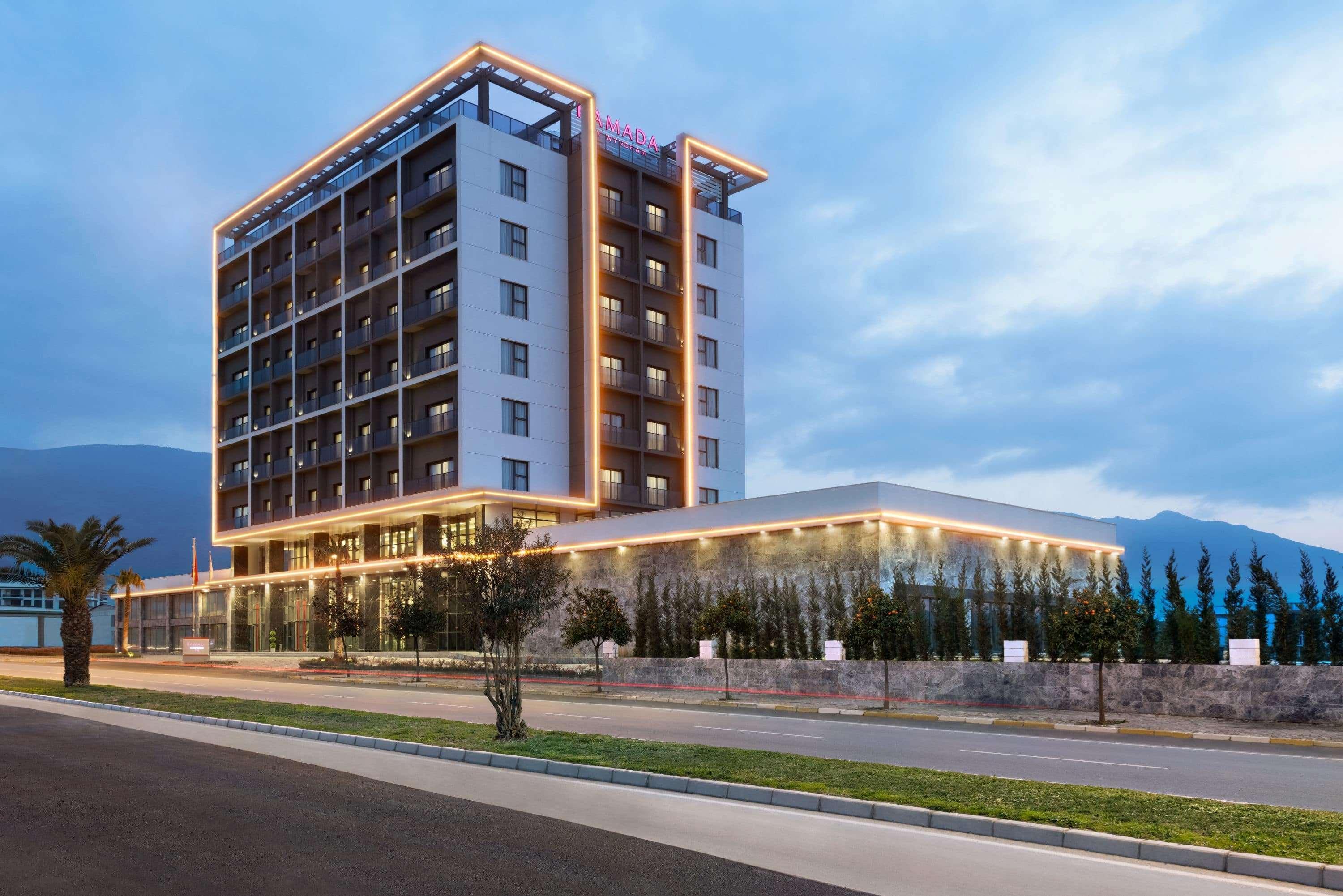Ramada By Wyndham Tire Hotel Eksteriør billede
