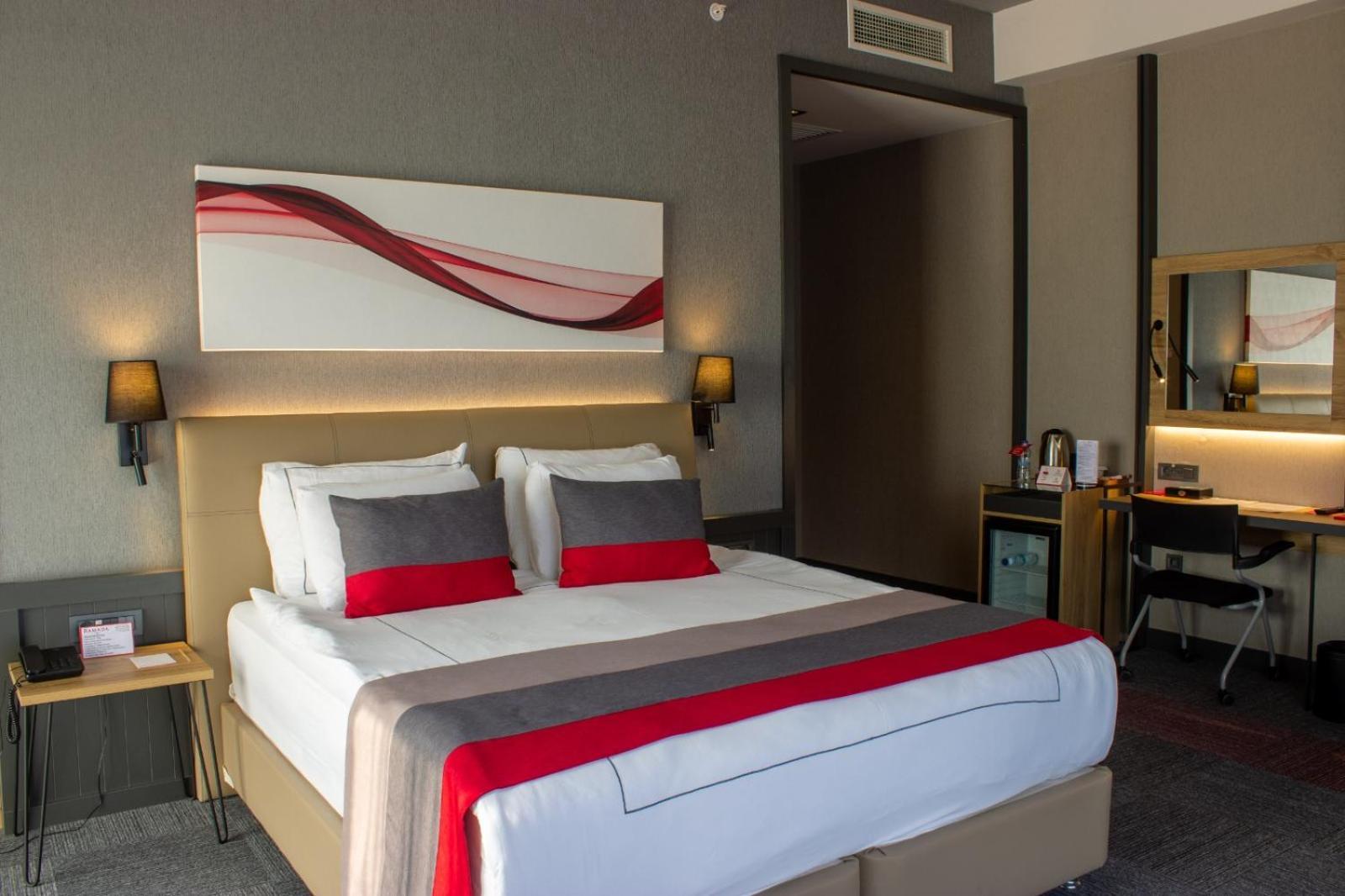 Ramada By Wyndham Tire Hotel Eksteriør billede