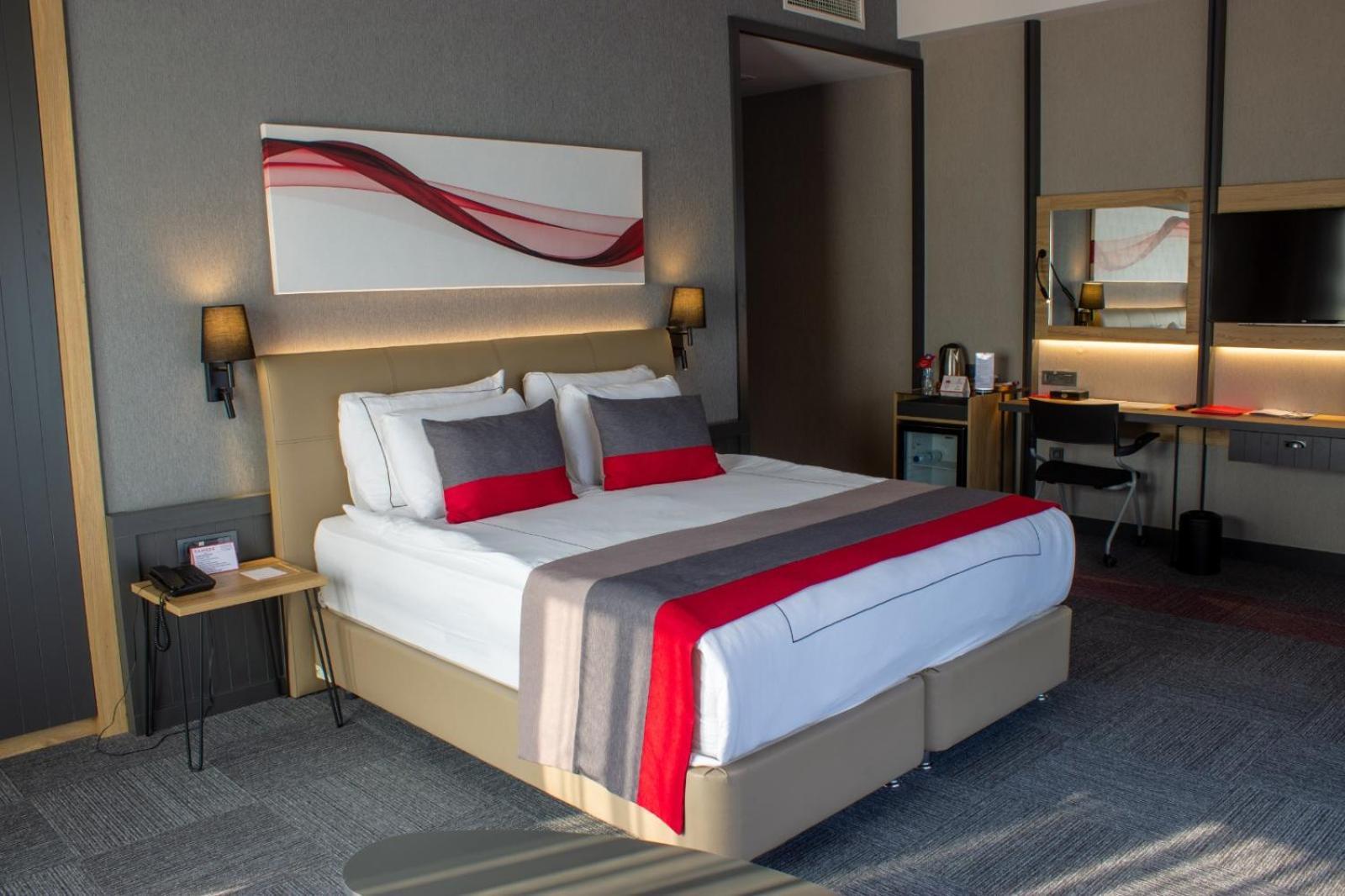 Ramada By Wyndham Tire Hotel Eksteriør billede