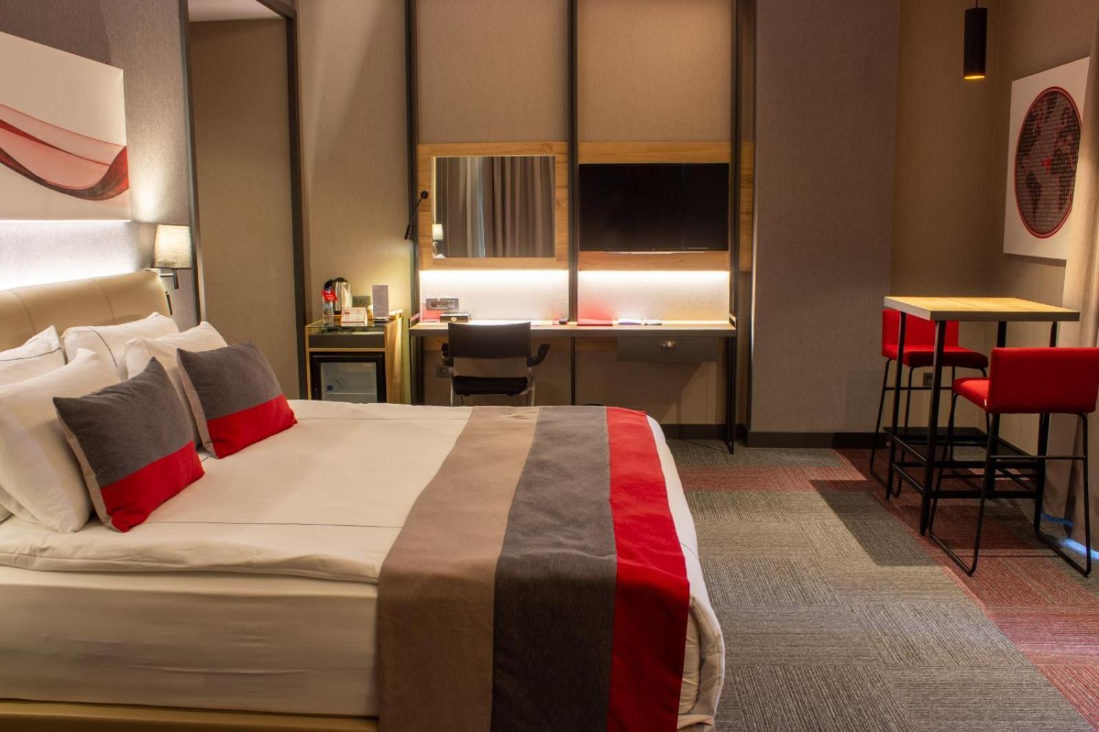 Ramada By Wyndham Tire Hotel Eksteriør billede