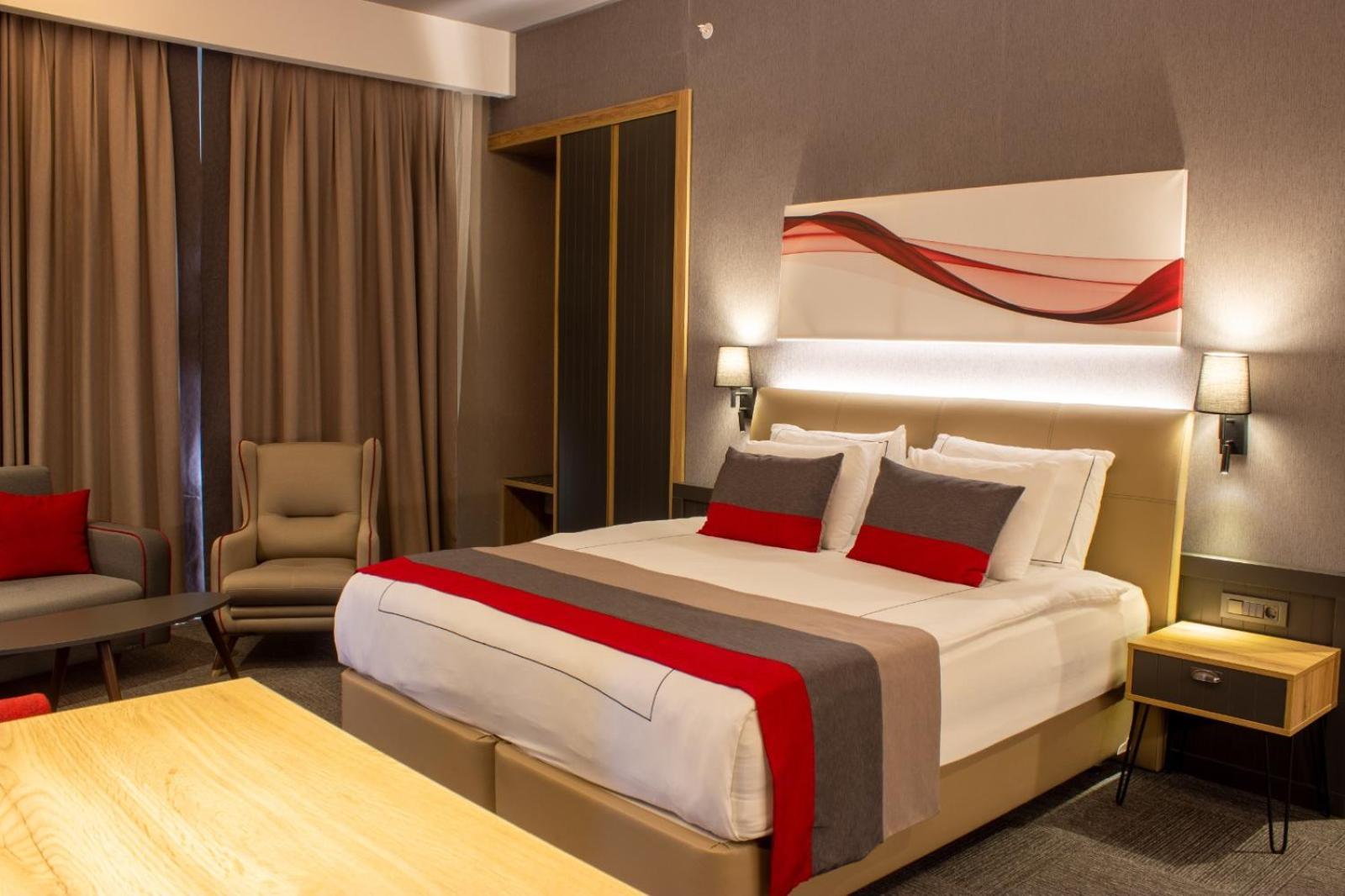 Ramada By Wyndham Tire Hotel Eksteriør billede