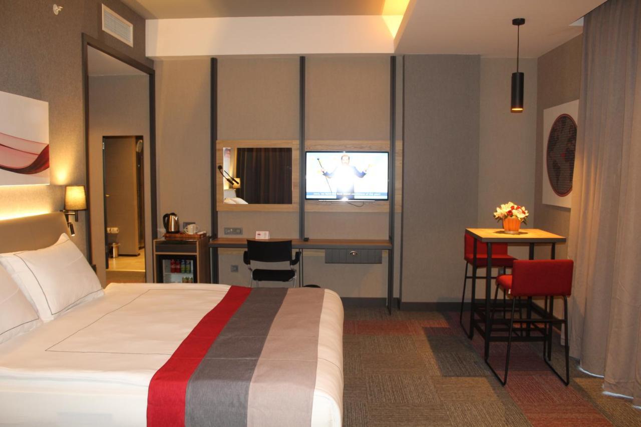 Ramada By Wyndham Tire Hotel Eksteriør billede