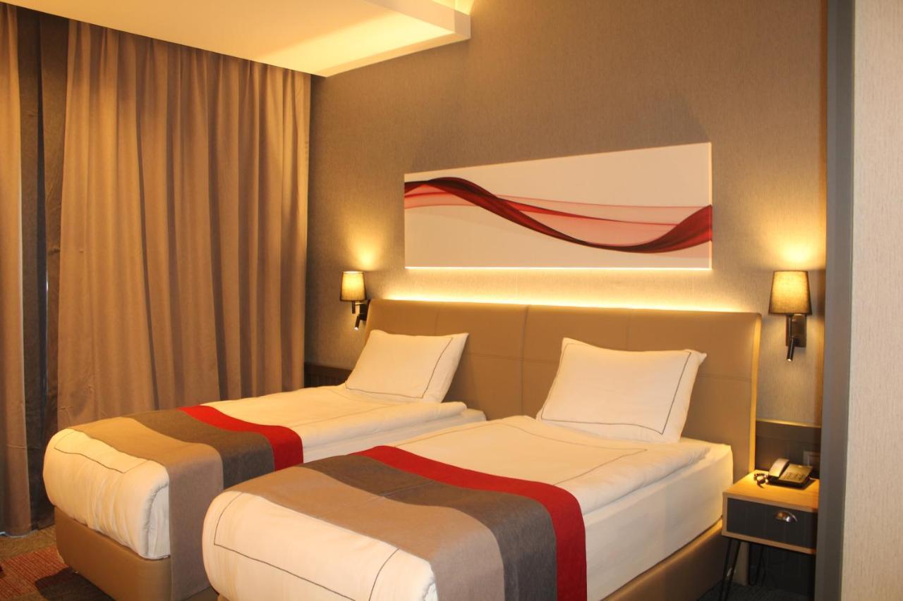 Ramada By Wyndham Tire Hotel Eksteriør billede