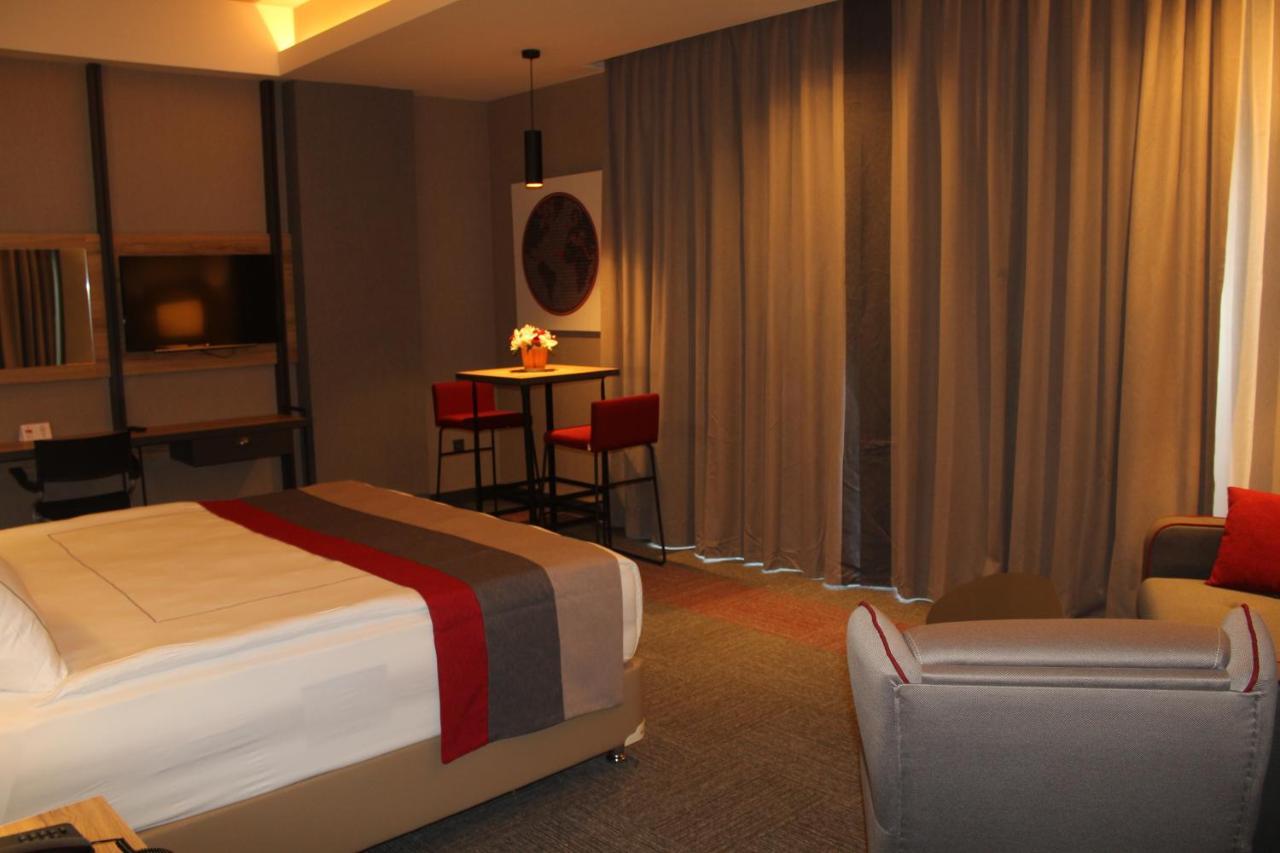 Ramada By Wyndham Tire Hotel Eksteriør billede