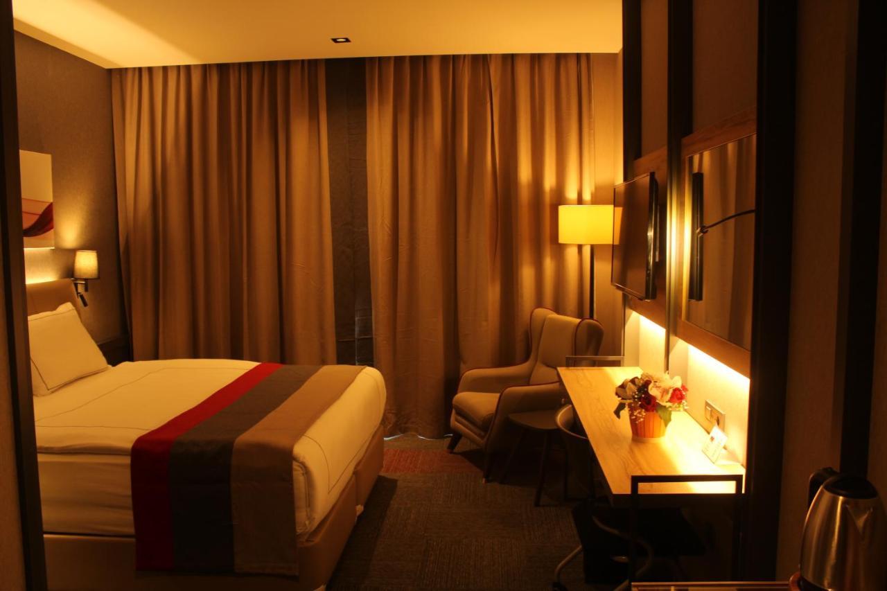 Ramada By Wyndham Tire Hotel Eksteriør billede