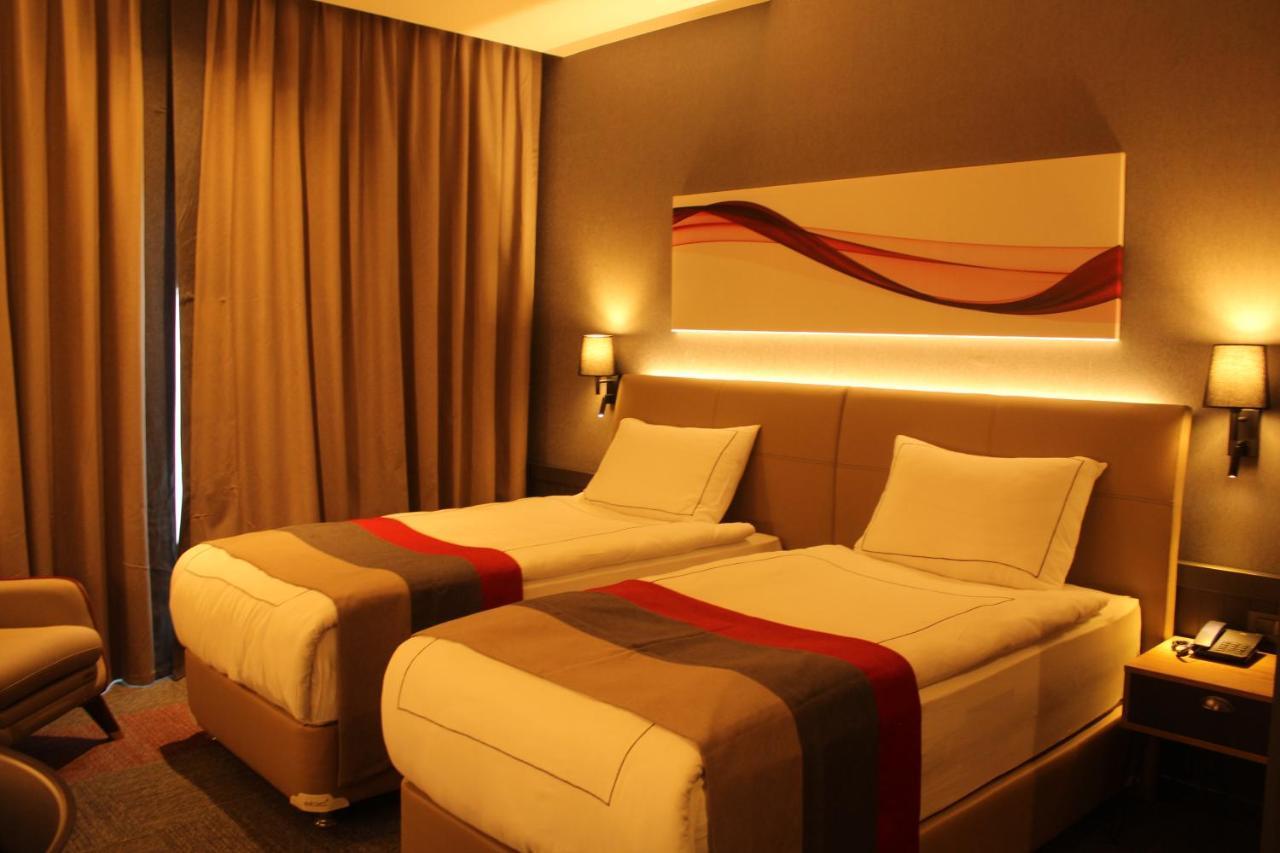 Ramada By Wyndham Tire Hotel Eksteriør billede